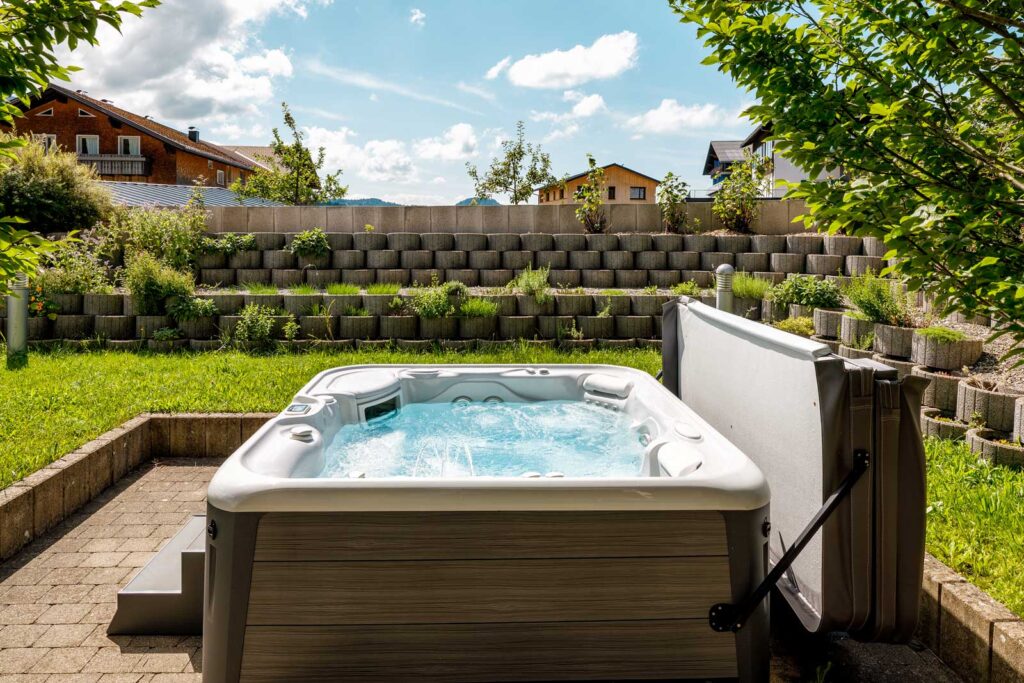 Hotel Der Hirschen bietet Entspannung im Wellnesspool im Freien.