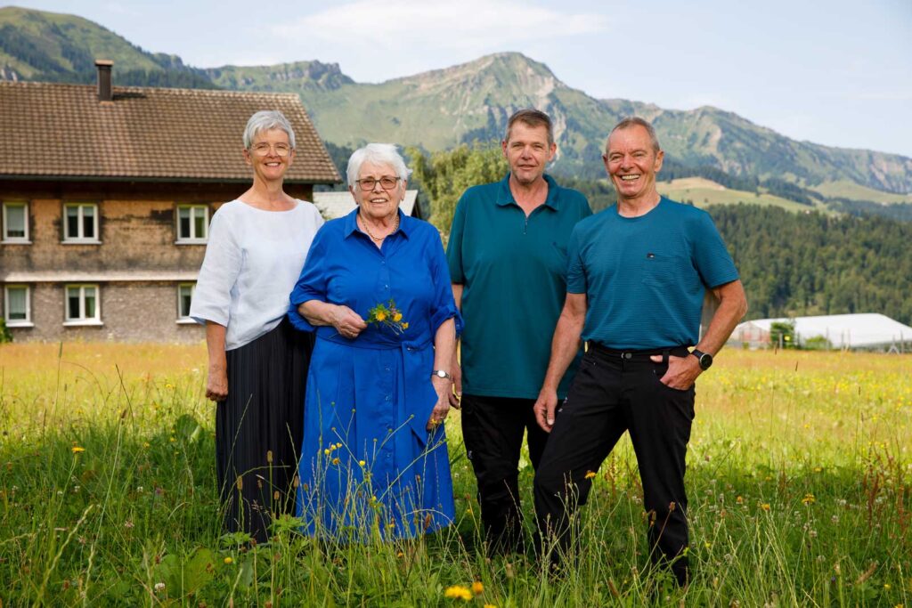 Immer ein Lächeln auf den Lippen hat der Chef des Hauses Peter Dorner. Sogar die Oma kümmert sich noch fleissig im Familienbetrieb um die Gäste.