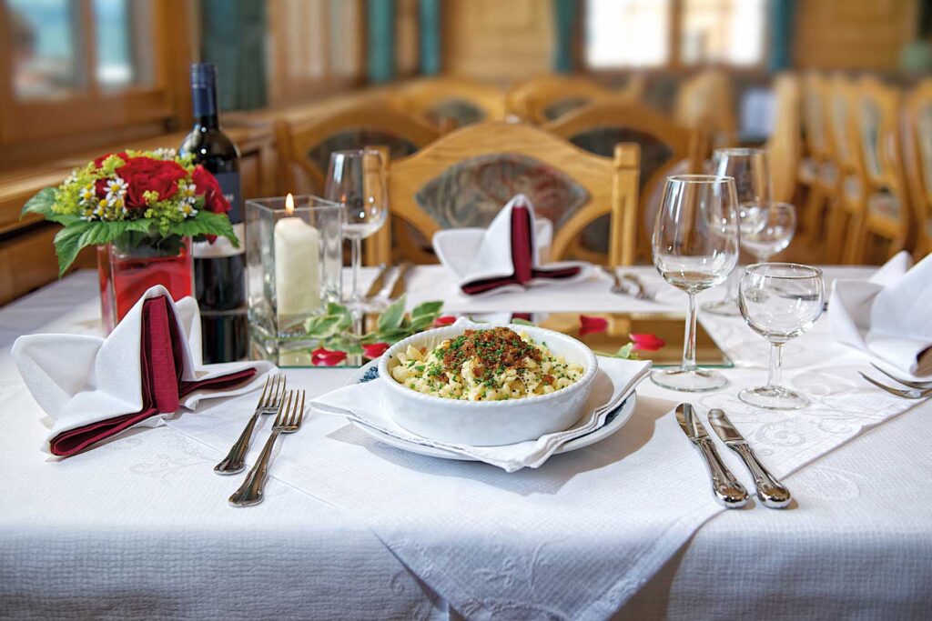 Regionale Spezialitäten und saisonale Gerichte im Hotel Der Hirschen genießen.