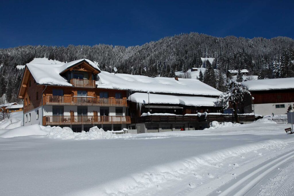 Der perfekte Winterurlaub im Hotel Der Hirschen - Schnee soweit das Auge reicht.