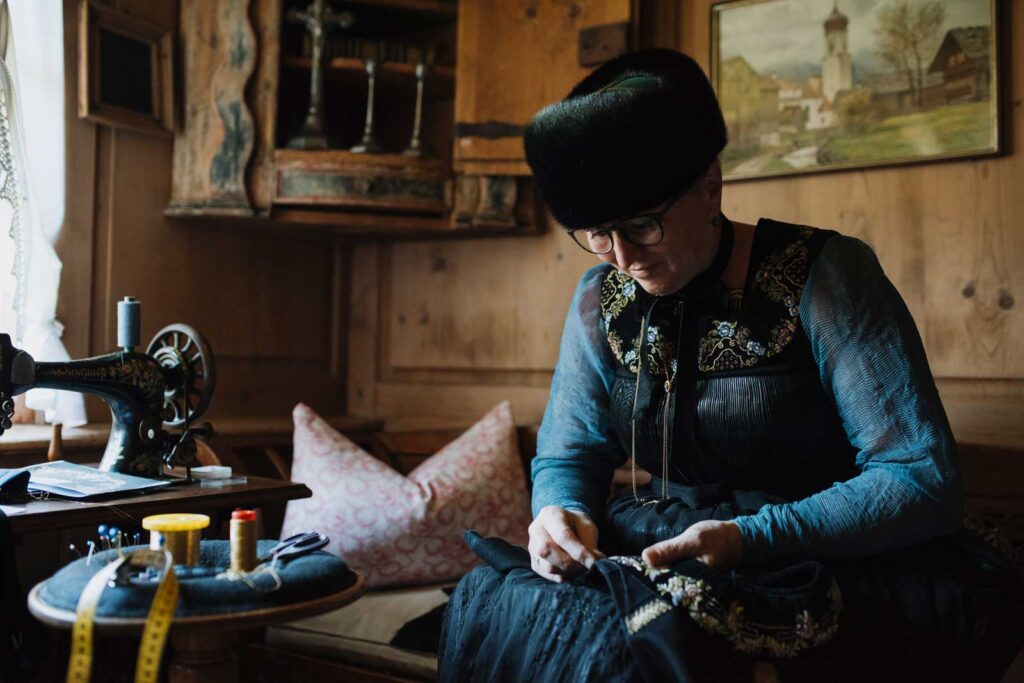 Traditionelle Bregenzerwälder Frauentrachten, Juppen werden sorgfältig in Handarbeit hergestellt.