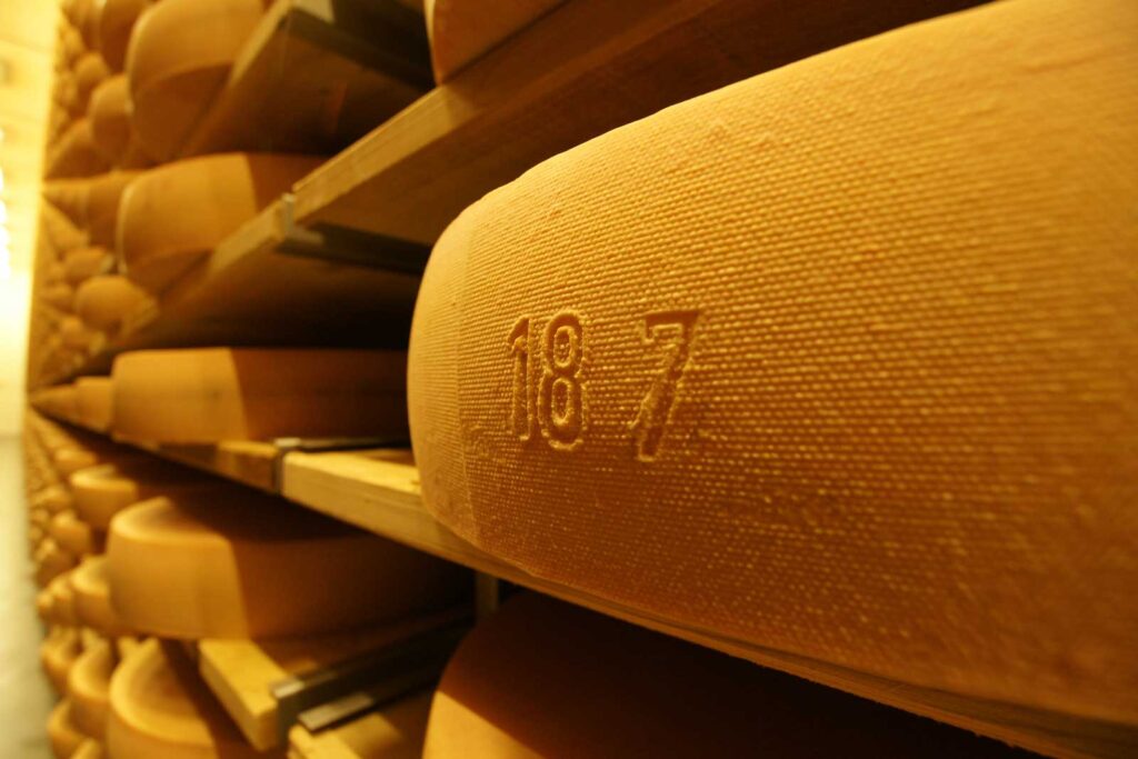 Genusswelt im Käsekeller in Lingenau besuchen, nur 11 km vom Hotel Der Hirschen entfernt.