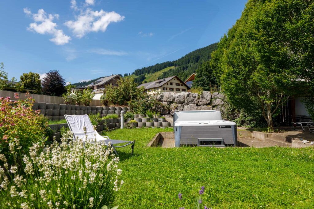 Wellness in der Natur im Whirlpool des Hotel Der Hirschen Sibratsgfäll.